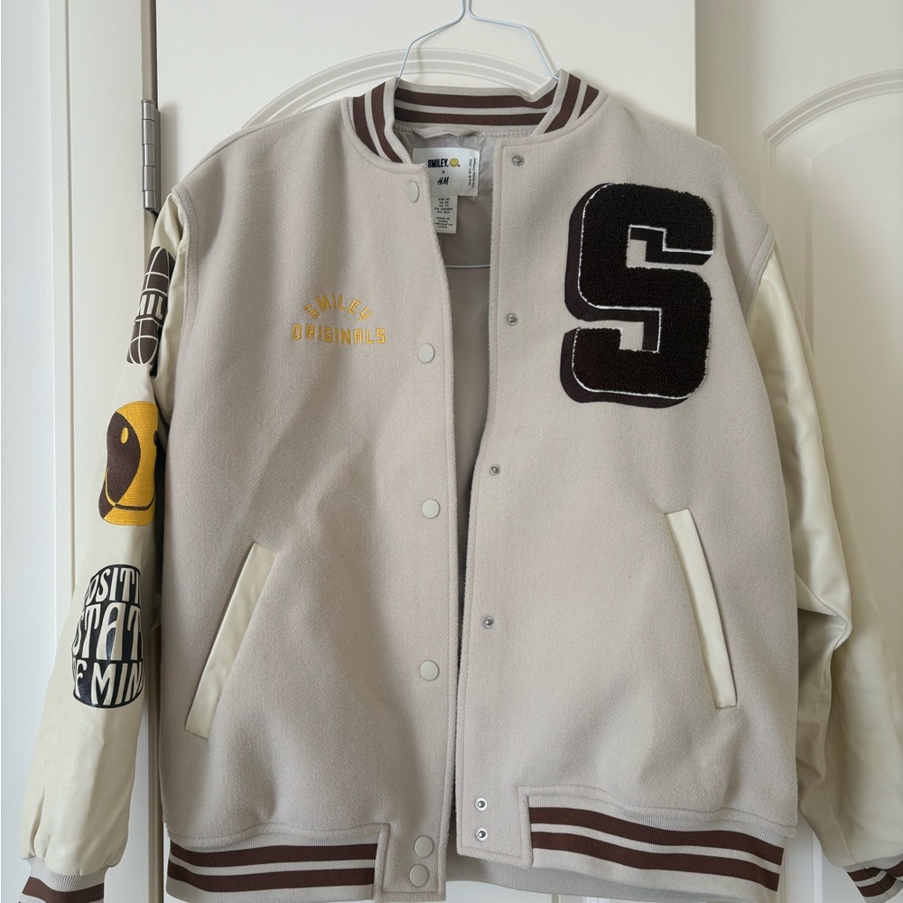 Smiley and H&M Beige Varsity bomper